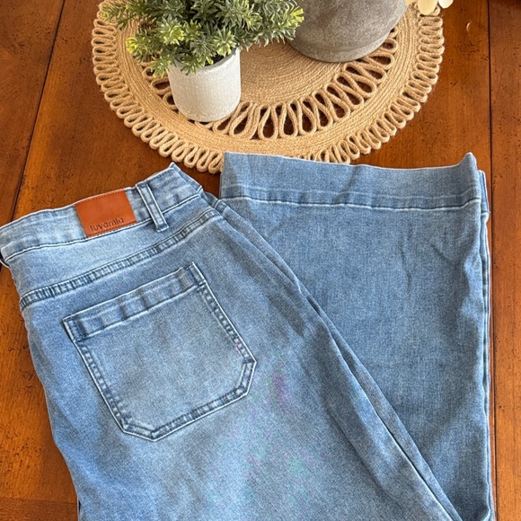 Luvamia Size XL High-Rise Light Blue Wash Jeans Measurements in pics. - Picture 6 of 7